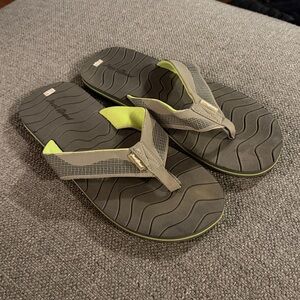 Just Speed Men's Gray and Green Flip Flops